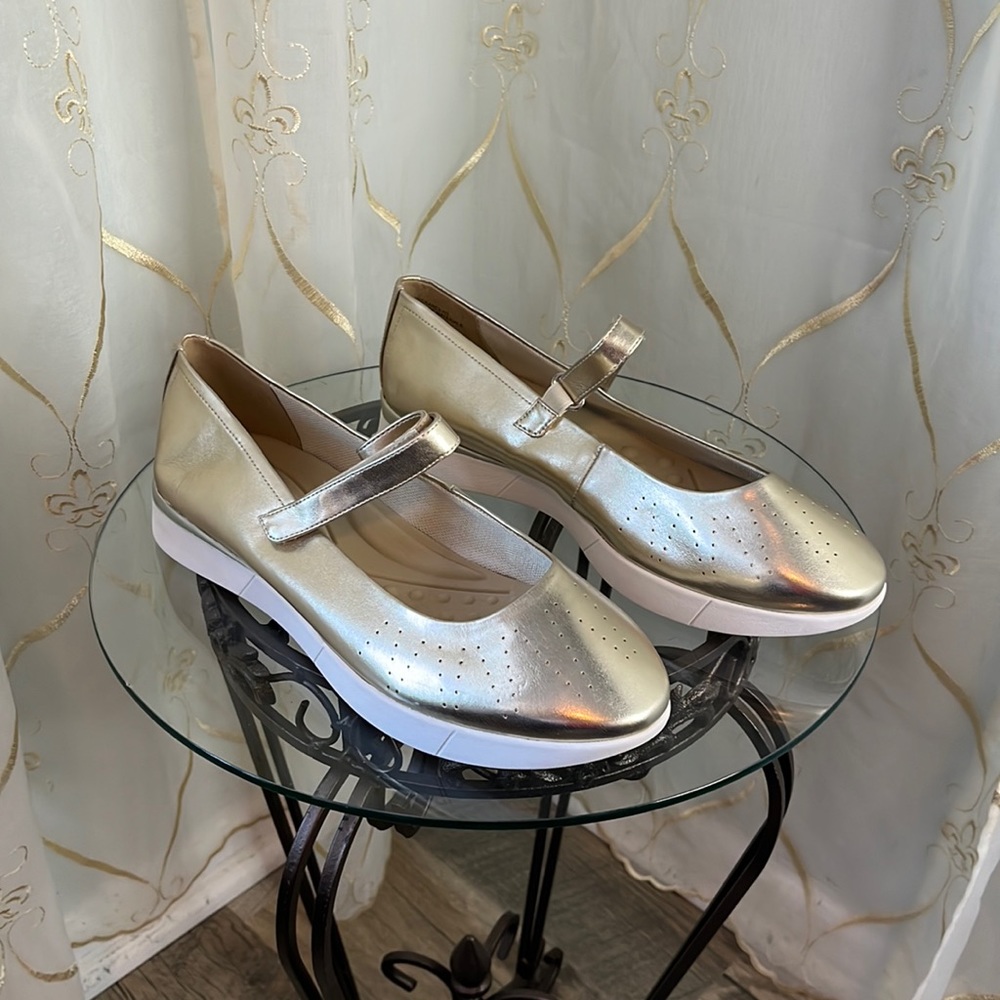 Easy Spirit Shoes / Gold / Size 10